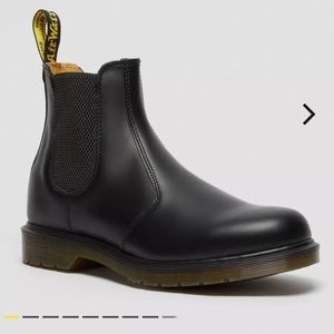 GREAT condition Dr. Marten’s smooth leather Chelsea boot.